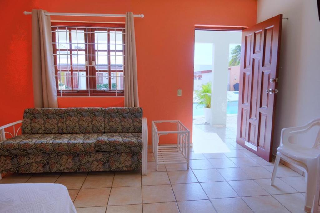 Aruba Quality Apartments & Suites Палм Бич Экстерьер фото